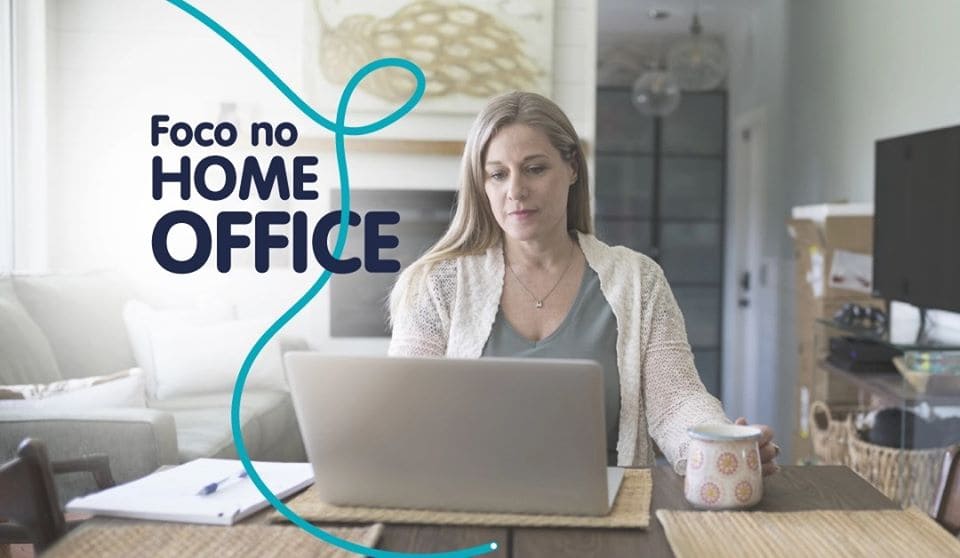 Foto de uma mullher no escritório e a frase "foco no home office"