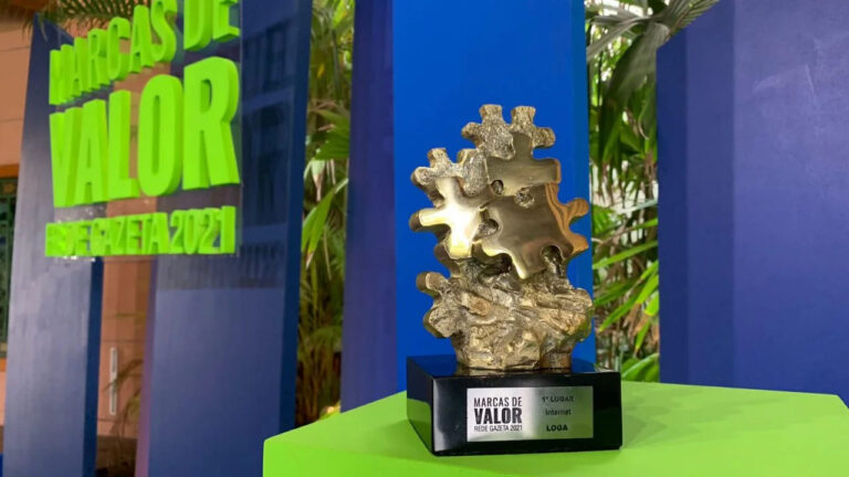 Foto do troféu que a Loga ganhou no Prêmio Marcas de Valor