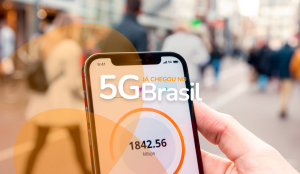 Ilustração contendo um smartphone no centro da imagem e a frase "5G no Brasil" em primeiro plano
