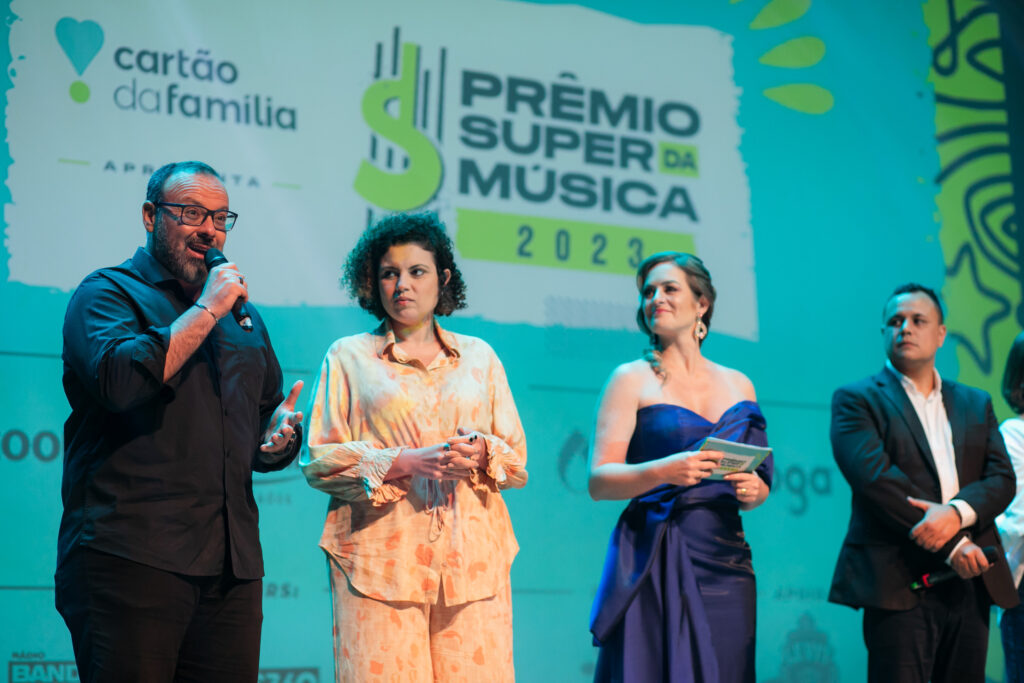 Foto que mostra Antony Moreira, Diretor da Loga, discursando na 7ª edição do Prêmio Super da Música